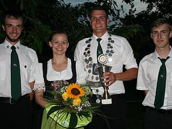 Das neue Königshaus der Schützen in Zahlbach: (von links) 1. Ritter Alexander Zeininger, Schützenliesl Julia Back, Schützenkönig Felix Purretat und 2. Ritter Sebastian Keßler. Foto: Gabriele Sell