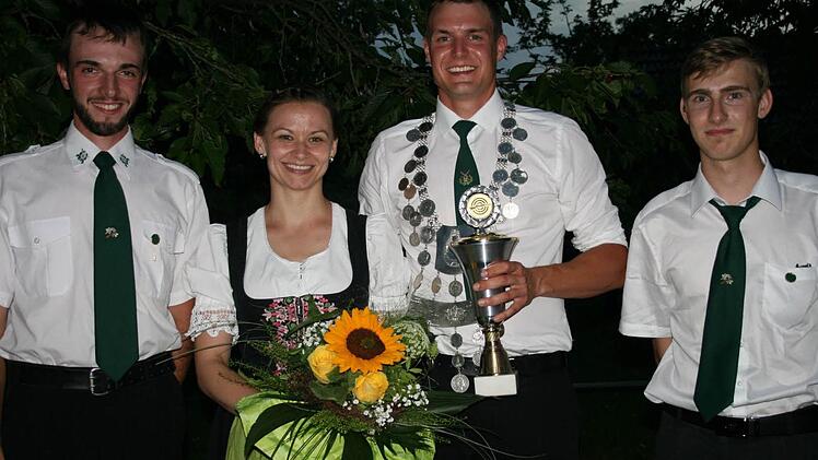 Das neue Königshaus der Schützen in Zahlbach: (von links) 1. Ritter Alexander Zeininger, Schützenliesl Julia Back, Schützenkönig Felix Purretat und 2. Ritter Sebastian Keßler. Foto: Gabriele Sell