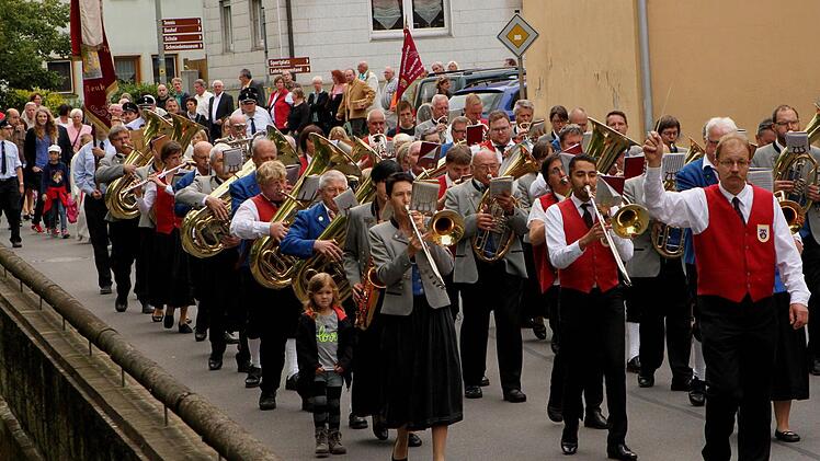 Gemeinschaftlichen führten die drei Blaskapellen der Pfarrei die "Prozession" an.