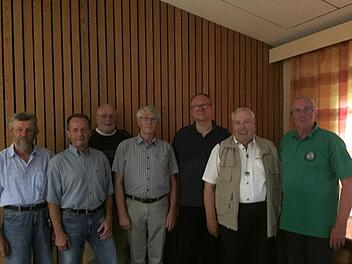 Das Vorstandsteam (von links) Walter Erb (Hüttenwart), Wolfgang Illek (Kassenprüfer), Otto Kirchner (Wegewart), Hermann Türk (Kassier), Werner Krech (Schriftführer), Wilfried Donner (Erster Vorsitzender), Ottmar Bohn (Zweiter Vorsitzender und Wanderwart).  Foto: Regina Rinke