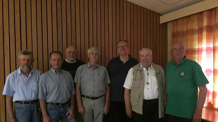 Das Vorstandsteam (von links) Walter Erb (Hüttenwart), Wolfgang Illek (Kassenprüfer), Otto Kirchner (Wegewart), Hermann Türk (Kassier), Werner Krech (Schriftführer), Wilfried Donner (Erster Vorsitzender), Ottmar Bohn (Zweiter Vorsitzender und Wanderwart).  Foto: Regina Rinke