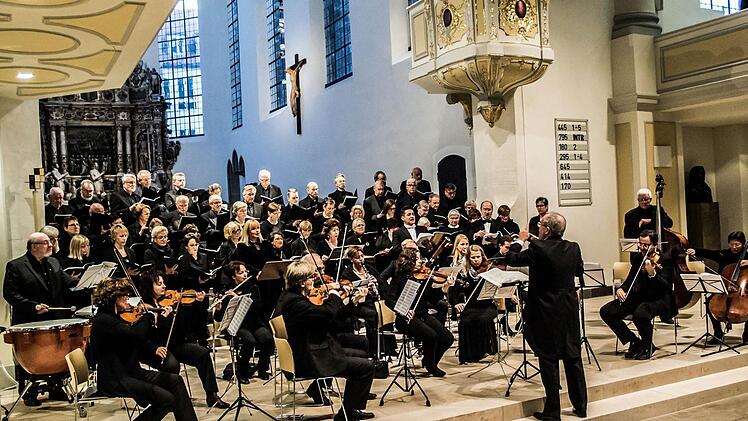 Begeisterten Beifall gab es am Ende für die Aufführung von Rossinis "Stabat Mater" in der Coburger Morizkirche.Foto: Jochen Berger