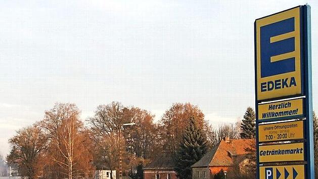 Direkt neben dem bestehenden Edeka-Laden wird jetzt der neue Markt gebaut. Foto: Archiv/Alexander Hartmann