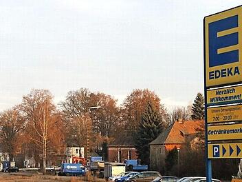 Direkt neben dem bestehenden Edeka-Laden wird jetzt der neue Markt gebaut. Foto: Archiv/Alexander Hartmann