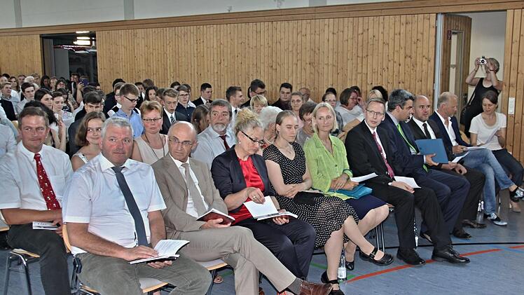 Voll besetzt, die Turnhalle der Förderschule mit (1.Reihe von links): Bürgermeister Jürgen Hennemann, Landrat Wilhelm Schneider, Bettina Stubenrauch vom Elternbeirat und (5. von rechts) Realschulrektor Hartmut Weis. Foto: Helmut Will