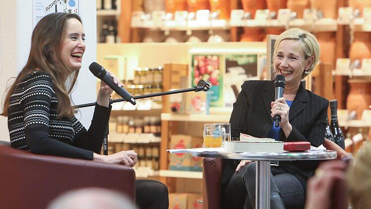 Tanja Kinkel (links) und Amelie Fried bei der Lesung  Foto: Barbara Herbst
