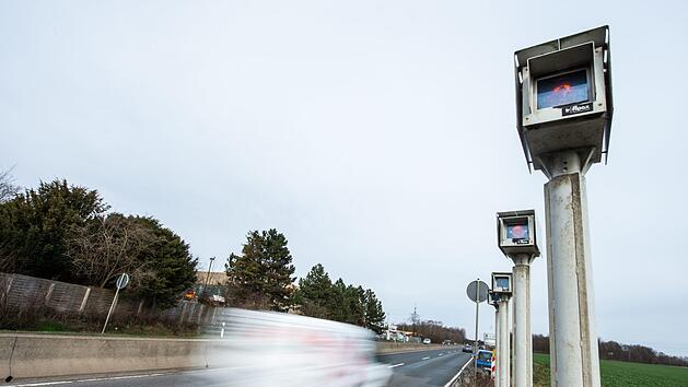 Nachdem ein Mann bei Rosenheim geblitzt wurde, will er kurzer Hand den Blitzer anz&uuml;nden, um das Bu&szlig;geld zu vermeiden. Symbolfoto: Christophe Gateau/dpa