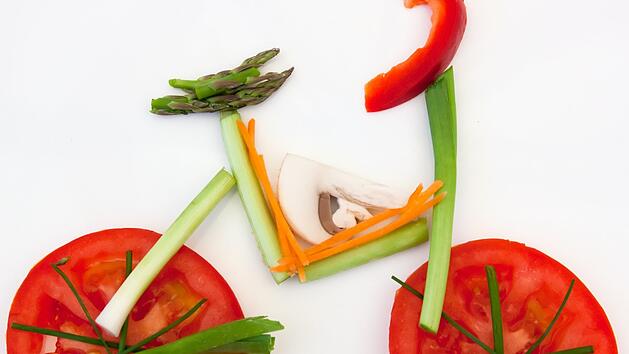 Am Familienesstisch muss oft getrickst werden, wenn die Kleinsten nicht essen wollen.  Foto:&nbsp;Deutsches Obst und Gem&uuml;se