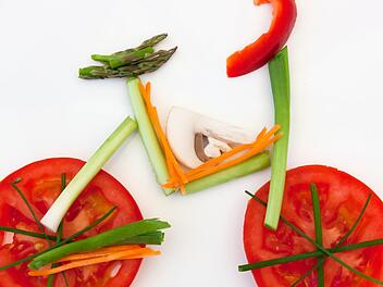 Am Familienesstisch muss oft getrickst werden, wenn die Kleinsten nicht essen wollen.  Foto: Deutsches Obst und Gemüse