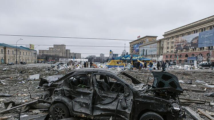 Ukraine, Charkiw: Der zentrale Platz liegt nach dem Beschuss des Rathauses in Trümmern. Russische Granaten beschossen am Dienstag zivile Ziele in der zweitgrößten Stadt der Ukraine, Charkiw, während ein über 60 Kilometer langer Konvoi von russsischen Militärfahrzeugen auf die Hauptstadt Kiew zurollt. Foto: Pavel Dorogoy/AP/dpa