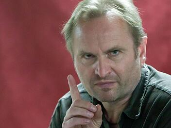 Schickt sich an, als Krimi-Autor Kult-Status in Franken zu erlangen: Helmut Vorndran stellte seinen neuen Roman "Drei Eichen" bei einer Lesung in der Alten Schäferei in Ahorn vor. Foto: Jochen Berger