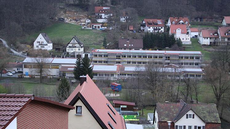 Das Photovoltaikdach der Egloffsteiner Schule wurde im Zuge der energetischen Sanierung des Gebäudes aufgebaut und liefert ebenfalls viel Strom, das nach der Förderphase - ebenfalls ins eigene Stromnetz eingespeist werden könnte. Foto: Reinhard Löwisch