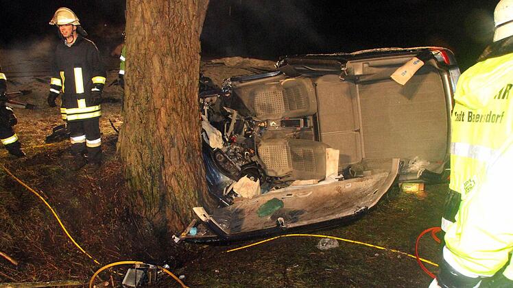 Am Einsatzort fanden die Helfer einen Autofahrer eingesperrt in seinem Fahrzeug, mit dem er gegen einen Baum gefahren war.