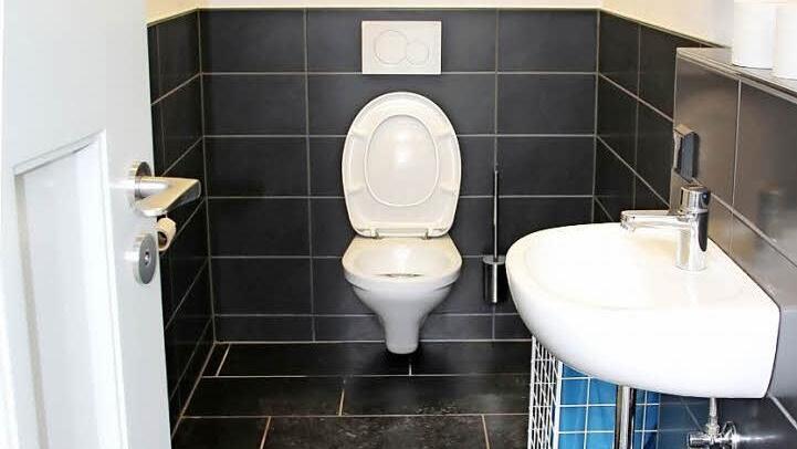Das renovierte WC in der Aussegnungshalle hat eine komfortable Größe. Aufs Pissoir wurde trotzdem verzichtet, denn das hätte baulich von der Schüssel getrennt werden müssen. Foto: Ulrike Nauer