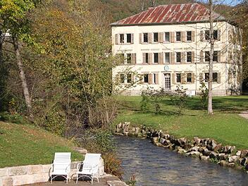 Blick auf die Villa Maria vom neuen Sonnen-Plateau aus. Der Sanierungbedarf ist klar zu erkennen. Foto: Ulrike Müller