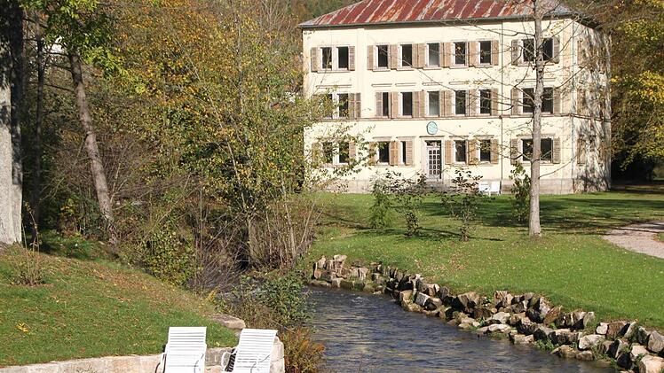 Blick auf die Villa Maria vom neuen Sonnen-Plateau aus. Der Sanierungbedarf ist klar zu erkennen. Foto: Ulrike Müller