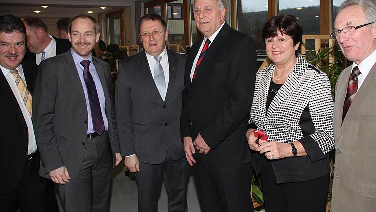 Beim Empfang: (von links) Landrat Klaus Peter Söllner, sein Stellvertreter Jörg Kunstmann, OB Henry Schramm, Herbert und Edeltraut Schmidt sowie Kreisrat Klaus Zahner. Foto: Jürgen Gärtner