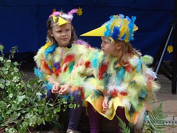 Der Vogelnachwuchs Malin Pascher und Elin Hahnlein mit seinem frischen Federvieh. Foto: Johanna Eckert