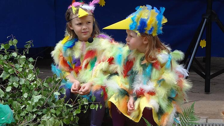 Der Vogelnachwuchs Malin Pascher und Elin Hahnlein mit seinem frischen Federvieh. Foto: Johanna Eckert