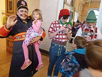 Die Schauspieler blieben für die Kinder in voller Kostümierung, nahmen die Kleinen in ihre Arme und gaben Autogramme.  Foto: Doris Weidner