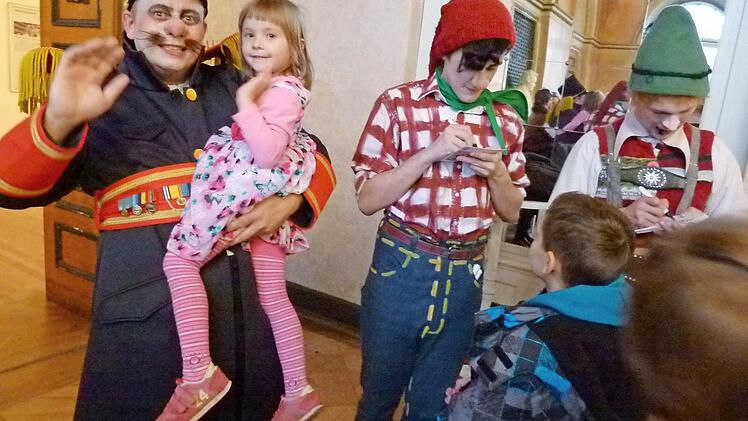 Die Schauspieler blieben für die Kinder in voller Kostümierung, nahmen die Kleinen in ihre Arme und gaben Autogramme.  Foto: Doris Weidner