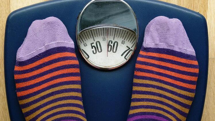 Eine Waage ist ein gefährliches Geschenk. Foto: Nina Zimmermann/dpa/mag