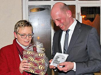 Eine CD mit Kurz- und Kriminalgeschichten und einen Bocksbeutel überreichte die SPD-Kreisvorsitzende Sabine Dittmar MdB dem Thüringer Wirtschaftsminister Wolfgang Tiefensee als Dank für seinen Vortrag beim Neujahrsempfang.  Foto: Dieter Britz