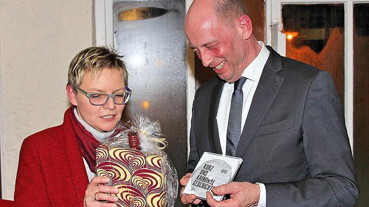 Eine CD mit Kurz- und Kriminalgeschichten und einen Bocksbeutel überreichte die SPD-Kreisvorsitzende Sabine Dittmar MdB dem Thüringer Wirtschaftsminister Wolfgang Tiefensee als Dank für seinen Vortrag beim Neujahrsempfang.  Foto: Dieter Britz