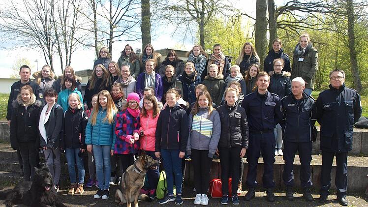 30 Schülerinnen nutzten den Girls-Day zu Schnupperstunden beim Aus- und Fortbildungszentrum der Bundespolizei in Oerlenbach. Foto: Stefan Geiger