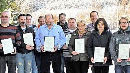 Das Bild zeigt von links die Geehrten Clemens Wicklein, den scheidenden zweiten Vorsitzenden Oliver See, Hans-Peter Knorr, Jürgen Martin, Vorsitzenden Dominic Fischer, Dieter Krebs, Bernd Ketterer, Edgar Martin, Reiner Krebs, Isolde Reißig, Roland See, Christine Förtsch, Dominik Fehn, Matthias Beetz und Kassier Manfred Reißig. Foto: Uwe Thoma