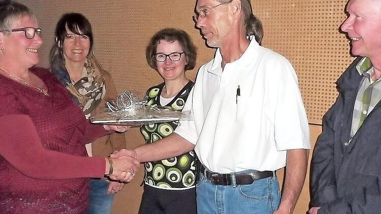 Doktor Christof Daum wurde beim TSV Stockheim verabschiedet. Auf dem Bild von links: Vorsitzende Elisabeth Finzel, stellvertretende Vorsitzende Kerstin Weschta, Spartenleiterin Heike Völk, Doktor Christof Daum sowie Hauptkassierer Matthias Fehn Foto: Gerd Fleischmann