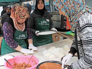 Fleißige Hände bereiteten am laufenden Band die türkische Pizza Lahmacun zu.  Fotos: Gerda Völk