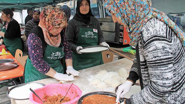 Fleißige Hände bereiteten am laufenden Band die türkische Pizza Lahmacun zu.  Fotos: Gerda Völk