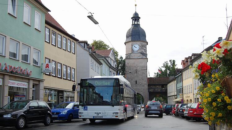 Seit rund 60 Jahren fahren die Busse des städtischen Verkehrsbetriebs durch die Stadt. Hier eine Aufnahme aus dem Jahr 2010. Foto: Oliver Schmidt