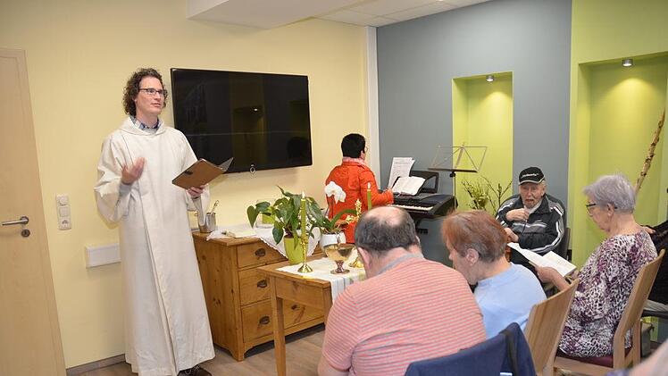 Gemeindereferent Matthias Beck bei einem Wortgottesdienst im Betreuungszentrum Stockheim
