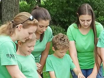 Besch&auml;ftigung mit Naturmaterialien  Foto: Heinz Stammberger