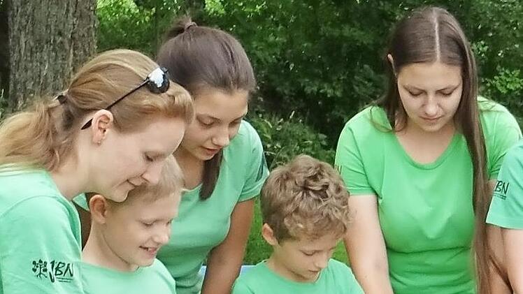 Besch&auml;ftigung mit Naturmaterialien  Foto: Heinz Stammberger