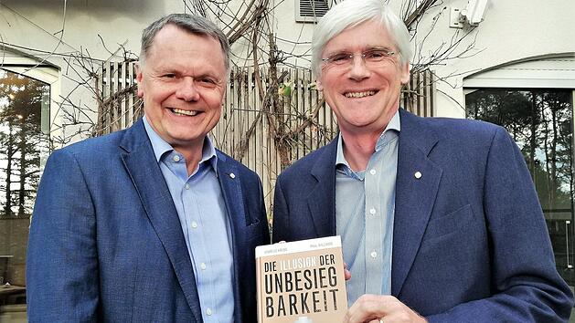 Die Autoren Andreas Krebs (61, links) und Paul Williams (58) stellten ihr Sachbuch "Die Illusion der Unbesiegbarkeit" vor.  Foto: Sigismund von Dobsch&uuml;tz