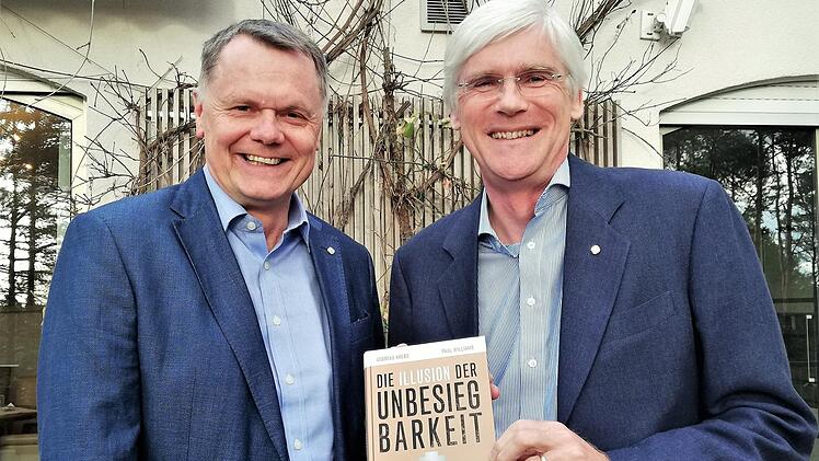 Die Autoren Andreas Krebs (61, links) und Paul Williams (58) stellten ihr Sachbuch "Die Illusion der Unbesiegbarkeit" vor.  Foto: Sigismund von Dobschütz