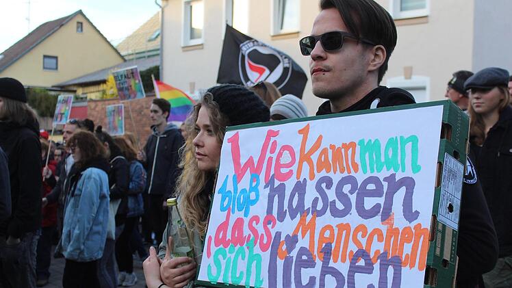 Von dem Hass auf dem Plakat war im Stadtschloss wenig zu bemerken. Der Ton dort war moderat und ein eher sorgenvoller.