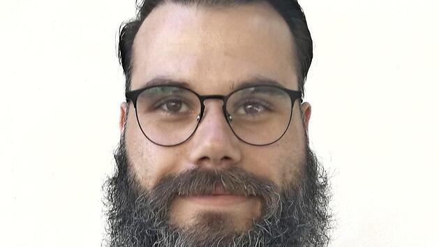 Benjamin Herrmann präsentiert die Programmflyer der Aktionswoche "Gesund im Alter".  Foto: Johannes