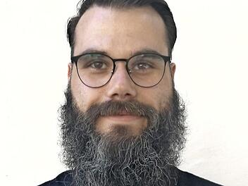 Benjamin Herrmann präsentiert die Programmflyer der Aktionswoche "Gesund im Alter".  Foto: Johannes