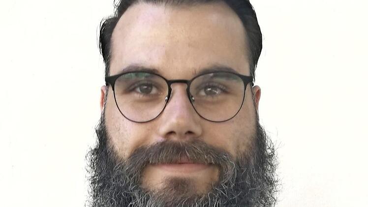 Benjamin Herrmann präsentiert die Programmflyer der Aktionswoche "Gesund im Alter".  Foto: Johannes