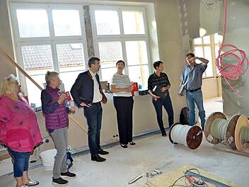 Bei der Besichtigung des Intensivraums der Krippengruppe (von links): Birgit Eisentraudt (Kindergartenleitung), Elisabeth Reinhardt (Krippenerzieherin), DritterBürgermeister Markus Wich, Zweite Bürgermeisterin Angela Hofmann, Dipl. Ing. Dorothea Dietrich und Bautechniker Georg Kreul Foto: K.-H. Hofmann