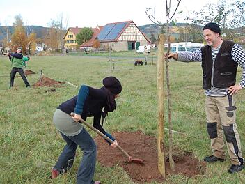 Peter Bethäuser pflanzt an seinem Zirkus Luna in Westheim eine Streuobstwiese.  Foto: Wolfgang Dümnebier