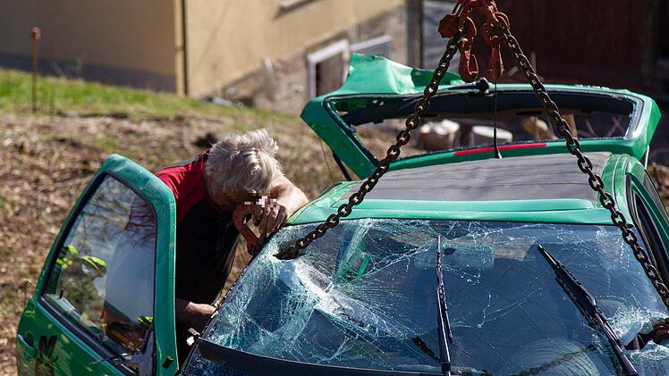 Rödental: Ältere Dame findet ihren Augenarzt nicht und fährt über Wendehammer hinaus: Auto landet auf dem Dach