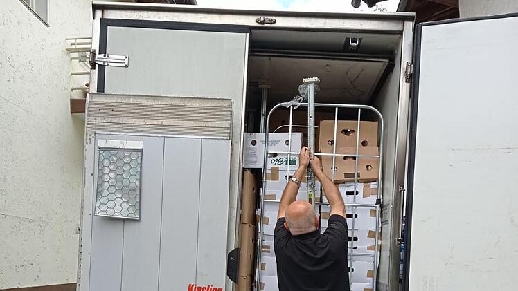 Walter Emmert bei der Transportsicherung der Brote.