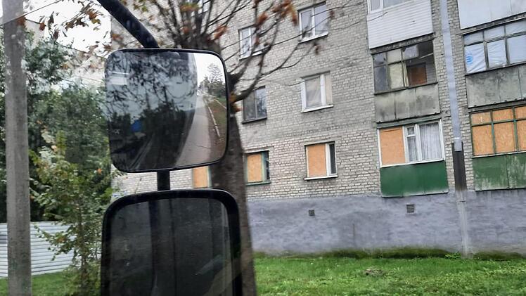 Eindrücke aus Pawlograd kurz hinter der Front: verbarrikadierte Hauseingänge und zugenagelte Fenster. Foto: Larisa Kisliak