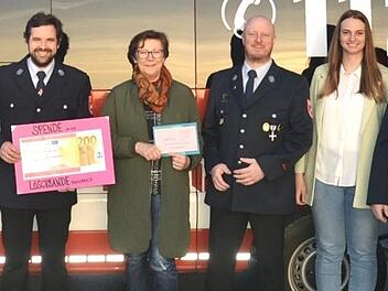 Johanna Neser, Irma Schmitt und Anna Birkner (von links) von der Frauen-Union Burgebrach übergaben ihre Spende an Andreas Mohr, Tobias Riemer und Matthias Titz von der Feuerwehr Burgebrach.