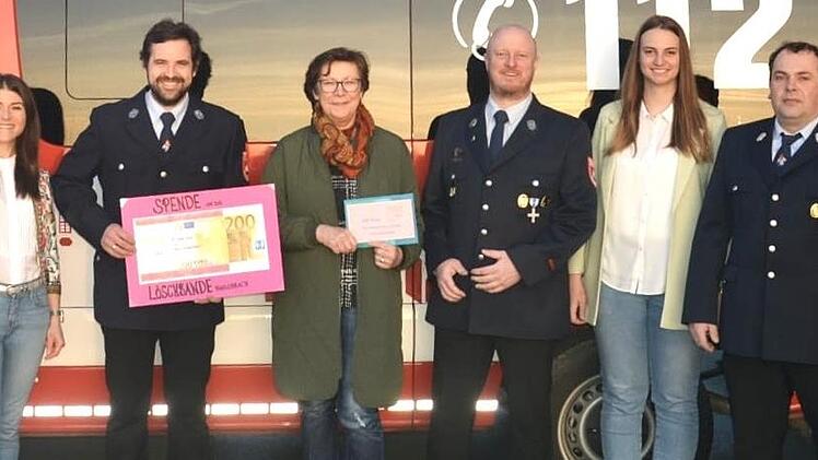 Johanna Neser, Irma Schmitt und Anna Birkner (von links) von der Frauen-Union Burgebrach übergaben ihre Spende an Andreas Mohr, Tobias Riemer und Matthias Titz von der Feuerwehr Burgebrach.